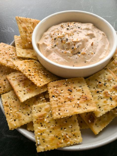 Everything Crackers Everything Bagel Crackers Recipe, Recipes Using Soda Crackers, Savory Saltine Cracker Recipes, Avocado Foods, Everything Bagel Crackers, Seasoned Saltine Crackers, Everything Crackers, Flavored Crackers, Saltine Cracker Recipes