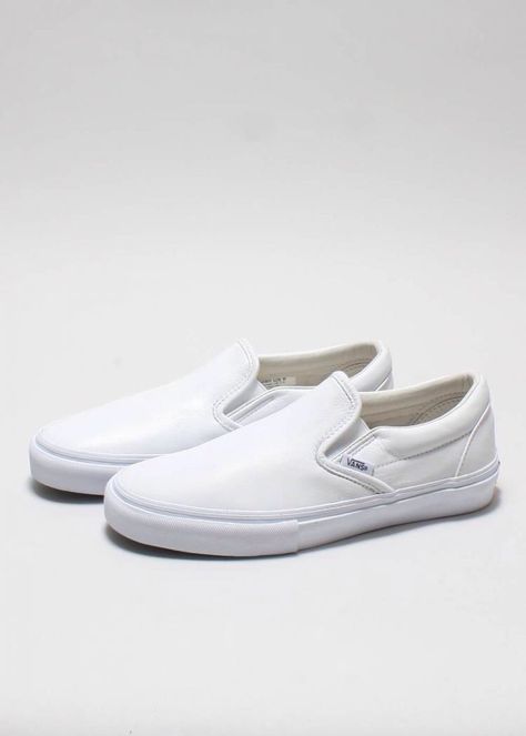 Van's slip-ons in smooth white leather! Epic win!!! #vans #whiteleather Van Slip Ons, Black Slip On Sneakers Outfit, Black Slip On Vans Outfit, Vans Slippers, Sneaker Outfits, Flatform Sneakers, Vans Kids, Vans White, Junior Year