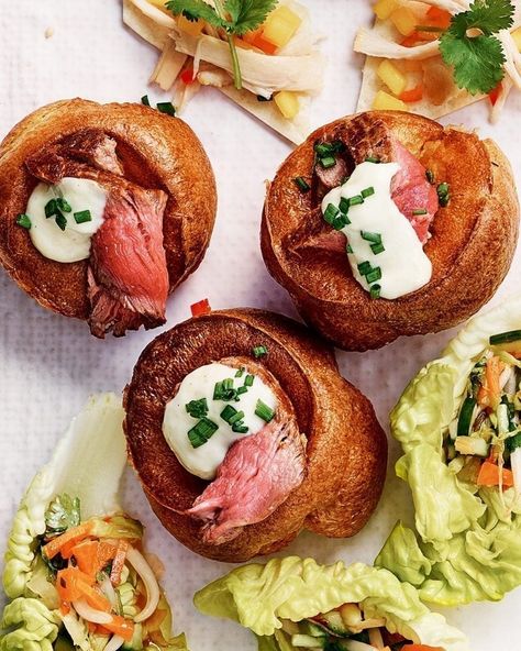 Who doesn't love a Yorkshire pud? These dinky little bite-sized versions are stuffed with perfectly pink beef steak and creamy horseradish in a fiery but comforting mouthful. Canapes Christmas, Yorkshire Pudding Canapes, Christmas Canapés, Canapes Ideas, Christmas Canapes, Canapes Recipes, Vegetarian Christmas, Beef Fillet, Delicious Magazine