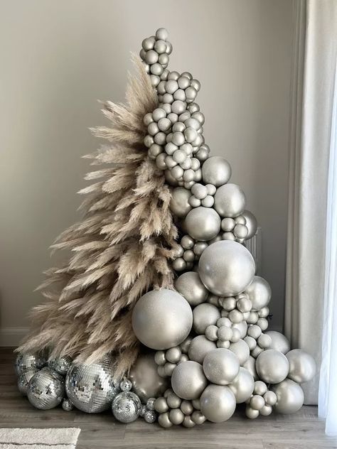 19 DIY Pampas Grass Christmas Trees for a Boho-Style Holiday Balloon Christmas Tree, Balloon Christmas, Balloon Tree, Faux Christmas Trees, Luxury Christmas Tree, Elegant Christmas Trees, Unique Christmas Trees, Christmas Tree Inspiration, New Years Eve Decorations