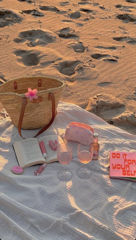 Beach Picnic Aesthetic, Fall Picnic, Sunset At The Beach, Picnic Aesthetic, Back To School Organization, Beach Vacation Outfits, Picnic Date, Pink Spring, Summer 24