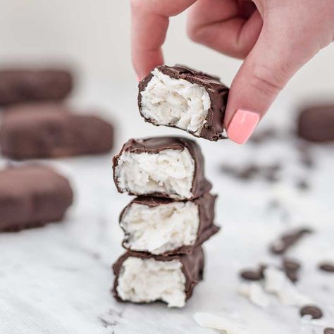 Keto Bounty Bars - Sugar-Free Chocolate Coconut Candy Keto Bounty Bars, Bounty Bars Recipe, Cooking Aesthetics, Bounty Chocolate, Bounty Bars, Candy Bar Recipe, Coconut Chocolate Bars, Vegan Protein Bars, Coconut Candy