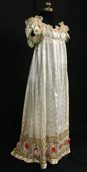 Neoclassical silk evening dress with metallic trim, c.1805, from the Vintage Textile archives Antique Dresses, Fashion Timeline, Regency Era Fashion, Silk Evening Gown, Silk Evening Dress, Regency Dress, Fabric Trimmings, Period Dress, Regency Fashion