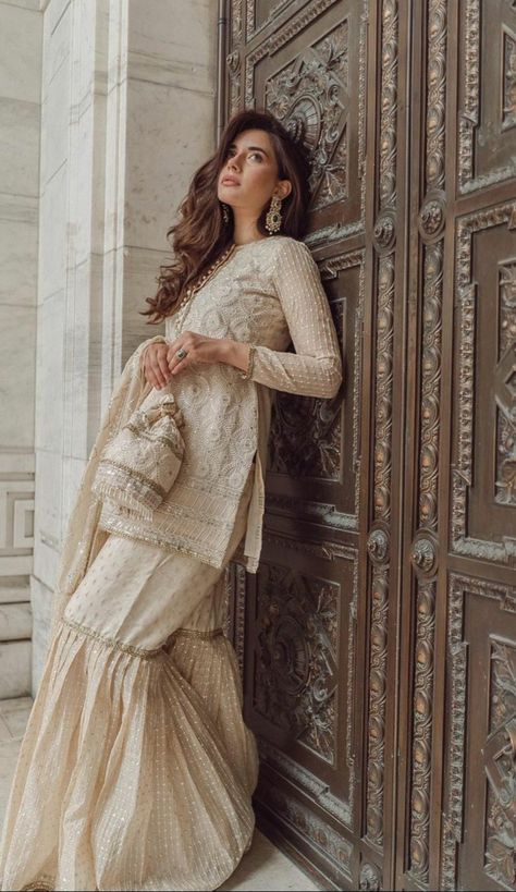 Desi Fits, Desi Wedding Dresses, Pakistani Wedding Outfits, Casual Indian Fashion, Pakistani Fancy Dresses, Pakistani Fashion Party Wear, Beautiful Pakistani Dresses, Traditional Indian Outfits, Pakistani Bridal Dresses