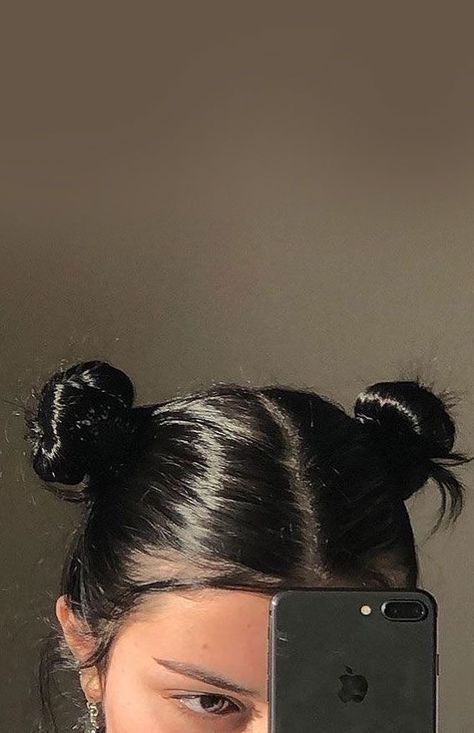 Two Buns Hairstyle, Cute Bun Hairstyles, Dunner Wordend Haar, Performance Hairstyles, Old Hairstyles, Short Hair Bun, Space Buns, Trendy Hairstyle, Peinados Fáciles Para Cabello Corto