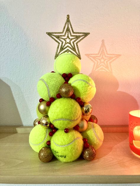 Tennis Ornaments Diy, Tennis Ball Ornament Diy, Tennis Ball Decor, Surprise Tennis, Tennis Christmas Tree, Tennis Instagram, Tennis Ball Crafts, Tennis Decorations, Christmas Tennis