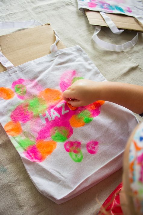 Summer Kids Camp Craft Idea - make personalized tote bags to take to the library this summer! Diy Tote Bag Painting Ideas, Tote Bag Painting Ideas, Bag Painting Ideas, Decorated Tote Bags, Painted Canvas Bags, Camping Crafts For Kids, Desain Tote Bag, Kids Tote Bag, Kids Camp