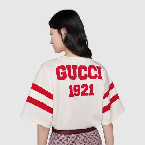 Shop the Gucci 100 cotton T-shirt in white at GUCCI.COM. Enjoy Free Shipping and Complimentary Gift Wrapping. Gucci Tee, Gucci Tshirt, Outfit Short, Gucci T Shirt, Tshirt Design Men, Track Suit, T-shirt Polos, Crop Tshirt, Mens Polo Shirts