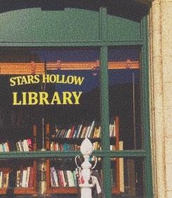 Stars Hollow Library, Rory Gilmore Wallpaper, Story Ideas Romance, Gilmore Girls Fashion, Gilmore Girls Seasons, Alexa & Katie, Gilmore Girls Fan, Pretty Trees, Stars Hollow