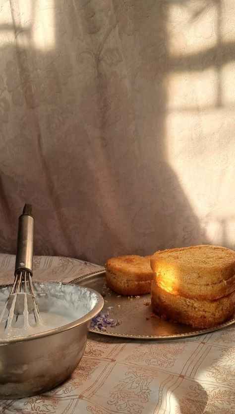 Photography References, Baking Photography, Aesthetic Cake, Still Life Pictures, Cake Pictures, Cake Baking, Luz Natural, Life Pictures, Aesthetic Photo