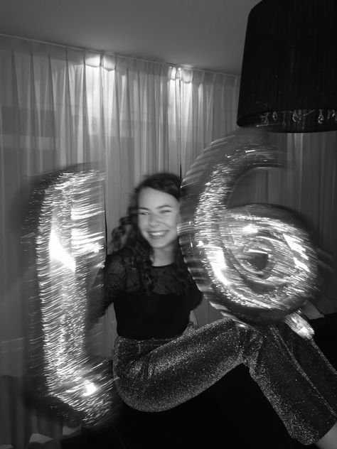 16 Birthday Photoshoot Outfits, Birthday Poses With Balloons, Birthday Number Balloons Photo Ideas, Number Balloons Photoshoot, 21st Birthday Pictures, Balloons Pictures, Glitter Outfits, Bday Pics, Birthday Balloons Pictures