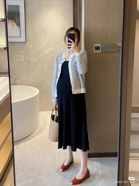 Korean Maternity Fashion, Outfit Hamil, Pregnant Ootd, Outfit Outer, Ootd Korean Style, Cute Maternity Dresses, Winter Maternity Outfits, Pregnancy Belly Photos, Outfit Korean Style