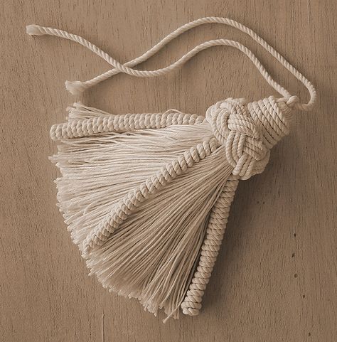 . Tassels Tutorials, Macrame Colar, Tassel Crafts, Makramee Diy, Diy Tassel, Modern Macrame, Macrame Bag, Macrame Ideas, Macrame Knots