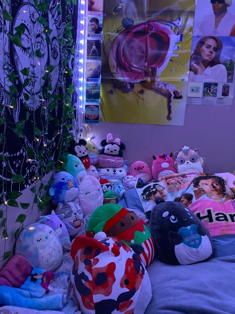 Squishmallows On Bed, Hailey Squishmallow, Squishmallow On Bed, Room Full Of Squishmallows, Susan Core, Bed With Plushies Aesthetic, Aubree Core, Squishmallows College Dorm, Squishmallow Room