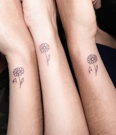 Gerbera Daisy Tattoo, White Daisy Tattoo, Daisy Tattoo Meaning, Daisy Chain Tattoo, Small Daisy Tattoo, Tiny Flower Tattoos, Daisy Flower Tattoos, Chain Tattoo, Bouquet Tattoo