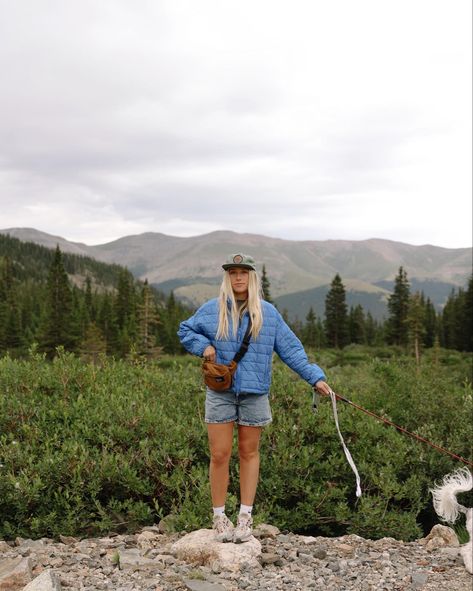 Utah Outfits September, Mountain Outfits Aesthetic, Mountain Camping Outfits, Colorado May Outfits, Colorado Clothing Style, Spring Outfits Outdoor, Colorado In May Outfits, Colorado Rockies Outfit Women, Summer In Colorado Outfits