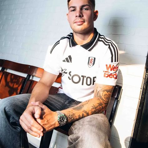 ⚪️⚫️ Official, confirmed. Emile Smith Rowe signs in as new Fulham player on £27m plus £7m add-ons deal from Arsenal. Emile Smith Rowe, Smith Rowe, Fulham Fc, Sports Stars, Arsenal, Good Vibes, Make Your, Football, Signs