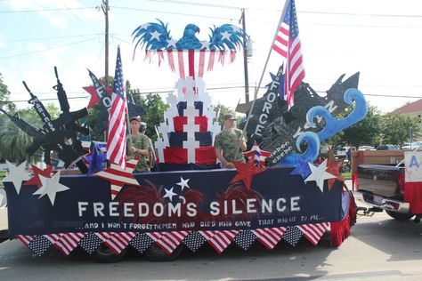 Celebrating Creative Lives: WINNER OF THE BEST OVERALL FLOAT IN THE FOURTH OF JULY PARADE Easy Parade Float Ideas Diy, Easy Parade Float Ideas, Parade Float Theme, Parade Float Ideas, Golf Cart Decorations, Fourth Of July Parade, Bike Parade, Christmas Parade Floats, Floating Decorations