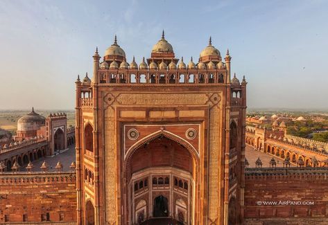 Buland Darwaza (Gate of Magnificence) | travel, architecture y india Buland Darwaza, Travel Architecture, Deco Art, South Asia, New Delhi, Barcelona Cathedral, Old Photos, Big Ben, Places To Travel