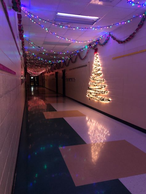 Colored lights, red and green paper chains, and a wall Christmas tree Christmas Party Hall Decorations, Dance Studio Christmas Decor, Christmas Decorations For School Hallway, High School Christmas Decorations, Student Council Christmas Ideas, Hallway Christmas Decorating Ideas School, School Christmas Hallway Decorations, Christmas Hallway Decorations For School, College Christmas Decorations