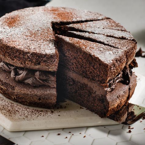 Chocolate Victoria Sponge Cake Simple Chocolate Sponge Cake, Victoria Sponge Birthday Cake, Vintage Chocolate Cake, Chocolate Victoria Sponge Cake, Chocolate Sponge Cake Recipe, Victoria Cake, Creaming Method, Milk Chocolate Ganache, Victoria Sponge Cake