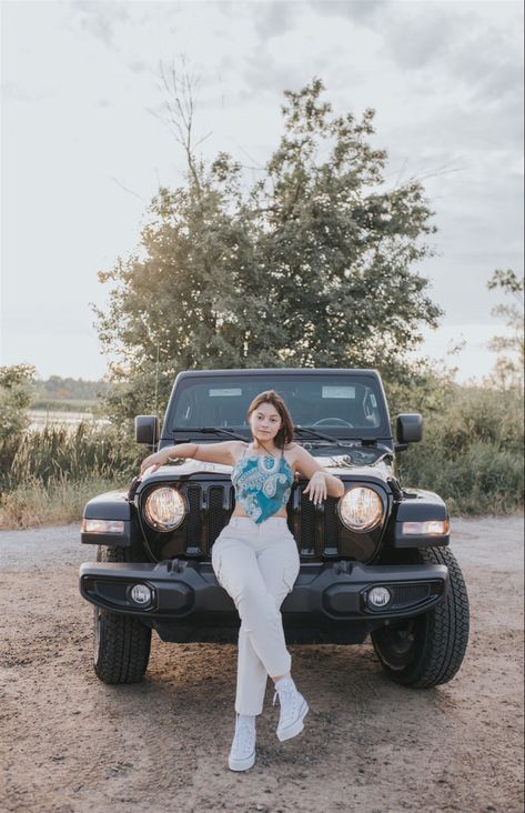 Jeep Senior Pictures, Jeep Photoshoot Ideas, Western Senior Picture Ideas, Jeep Photoshoot, Senior Photoshoot Poses, Western Photoshoot, Jeep Photos, Red Jeep, Senior Photography Poses