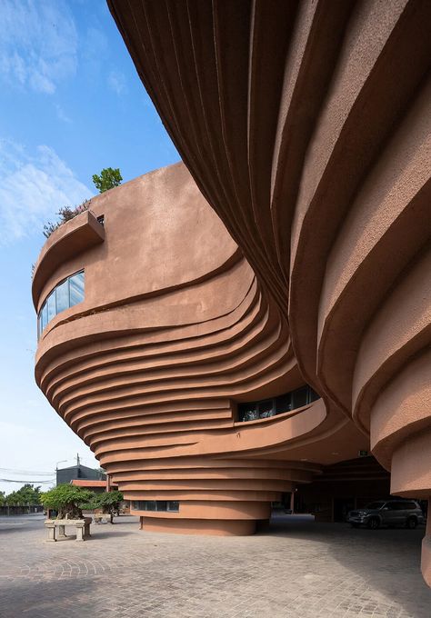 1+1>2 architects' pottery museum rises like a canyon in bat trang Architecture On A Slope, Museum Exterior Design, Museum Concept Architecture, Museum Design Architecture, Canyon Architecture, Pottery Architecture, Curved Architecture, Museum Exterior, Pottery Museum