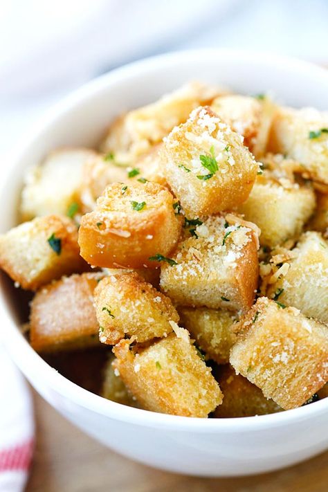 Garlic Herb Parmesan Croutons - Amazing and super crispy croutons at home with this easy recipe that takes only 25 mins from prep to dinner table. Parmesan Croutons, Croutons Homemade, Salad Pasta, Garlic Herb, Croutons, Soup And Salad, Appetizer Snacks, I Love Food, Dinner Table