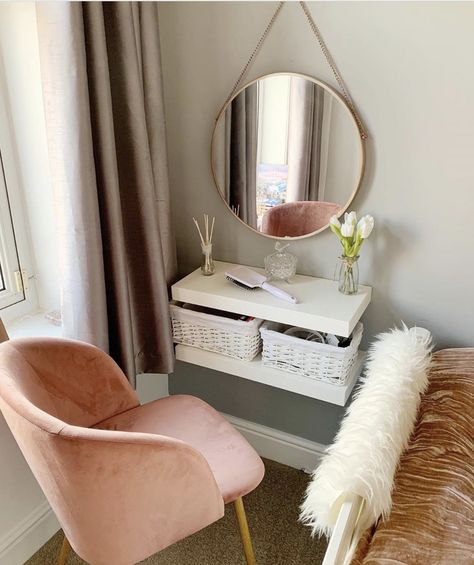 Small Vanity Ideas Bedroom, Modern Dressing Table Designs, Makeup Room Decor Small Spaces, Small Dressing Table, Dressing Table Design, Bedroom Dressing Table, Makeup Room Decor, Makeup Room, Room Makeover Bedroom