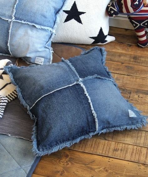 Denim Pillows, Återvinna Jeans, Tas Denim, Blue Jean Quilts, Denim Pillow, Denim Crafts Diy, Fabric Christmas Ornaments Diy, Blue Jeans Crafts, Folded Fabric Ornaments