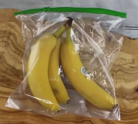 How to Store Bananas The Correct Way Storing Bananas, How To Keep Bananas Fresh Longer, Banana Storage, How To Store Bananas, Keep Bananas Fresh, Pecan Pie Recipe Southern, How To Store Apples, Banana Pudding Pies, Unripe Banana