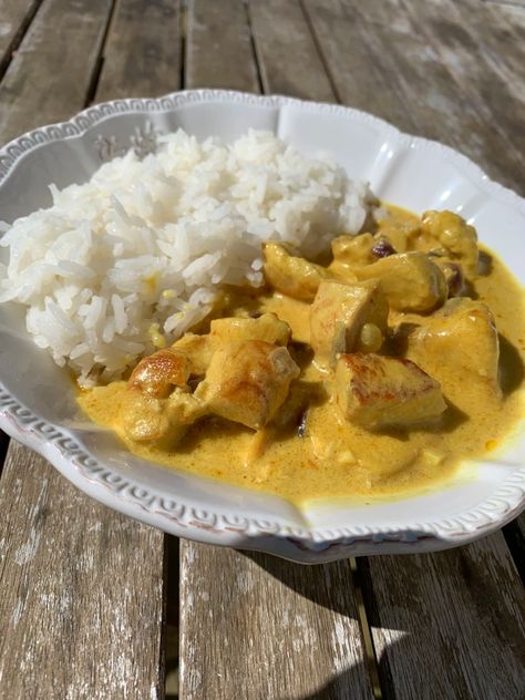 Poulet au curry, lait de coco  curcuma – Passeport pour la cuisine Poulet Curry Coco, Coco Curry, Osso Bucco, Tikka Masala, Home Recipes, Lunch Recipes, Diner, Coco, Good Food