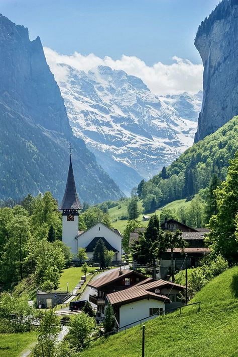 Austria Mountains, Switzerland Mountains, Switzerland Travel, Mountain Town, Pretty Places, Travel Inspo, Belleza Natural, Places Around The World, Travel Aesthetic