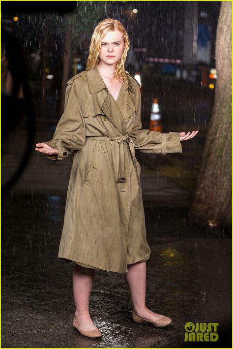 Rainy Day In New York, Woody Allen Movies, Elle Fanning Style, Fanning Sisters, Dakota And Elle Fanning, Elle Dress, Set Photo, Dakota Fanning, Woody Allen