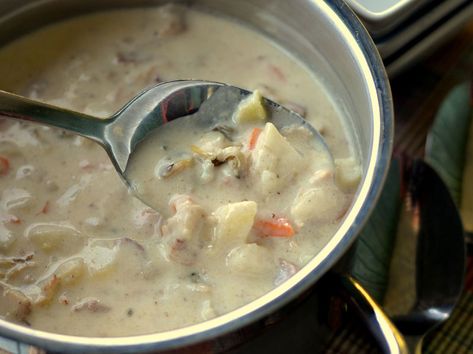 In this recipe we give the classic chowder a Memphis twist to give you delicious smoked clam chowder. Smoked Clams Recipes, Smoked Clams, Vegetable Rack, Fire Grill, Clam Recipes, Clam Chowder, Pellet Grill, Delicious Soup, Us Foods