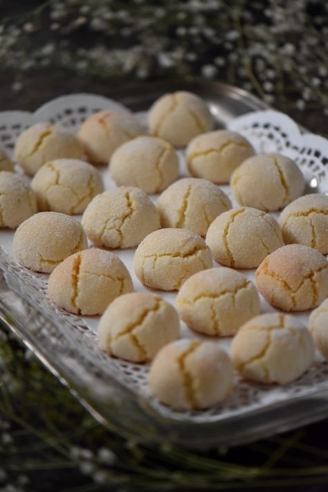 Soft Amaretti Cookies, Ayam Mentega, Amaretti Cookie Recipe, Glutenfree Cookies, Glutenfri Baking, Amaretti Biscuits, Amaretti Cookies, Italian Christmas Cookies, Italian Cookie Recipes