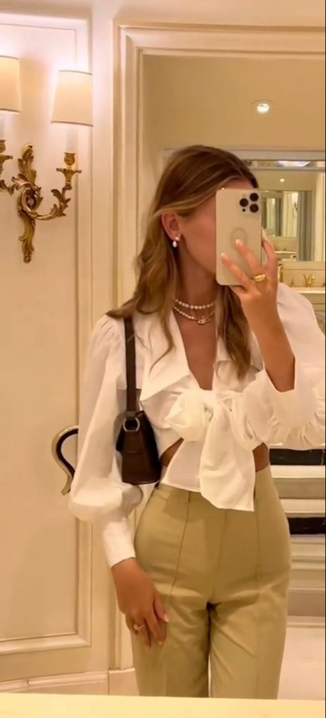 Ritz Paris Hotel, Rich Girl Aesthetic Outfit, Outfit Inspo Old Money, Rich Girl Outfit, It Girl Outfit, Rich Girl Outfits, Outfit Old Money, Rich Outfits, Girl Mirror