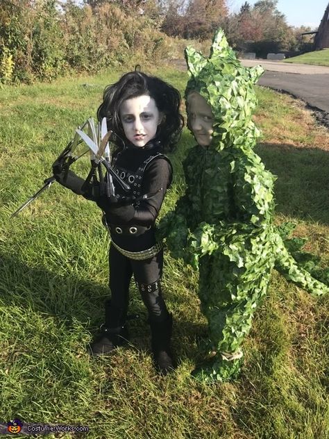 Edward Scissorhands Dinosaur, Edward Scissorhands Characters, Bush Costume, Edward Scissorhands Halloween Costume, Diy Dinosaur Costume, Edward Scissorhands Costume, Dino Costume, Diy Costumes Women, Halloween Couple