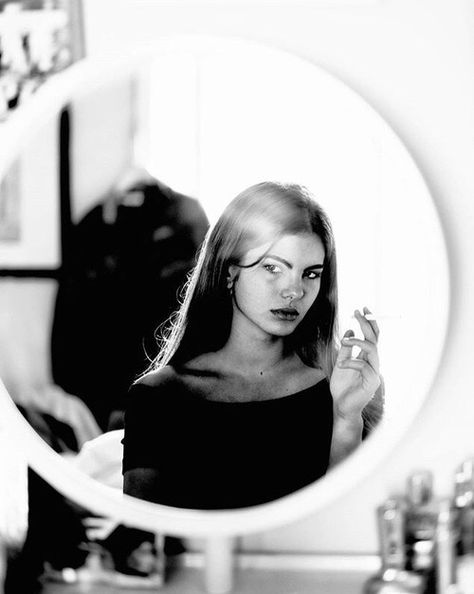 Cool Chic Style Fashion Photoshoot Vintage, Mirror Photography, Vintage Photoshoot, Wild Girl, Anna Wintour, Shooting Photo, Black And White Portraits, Photography Women, Kate Moss