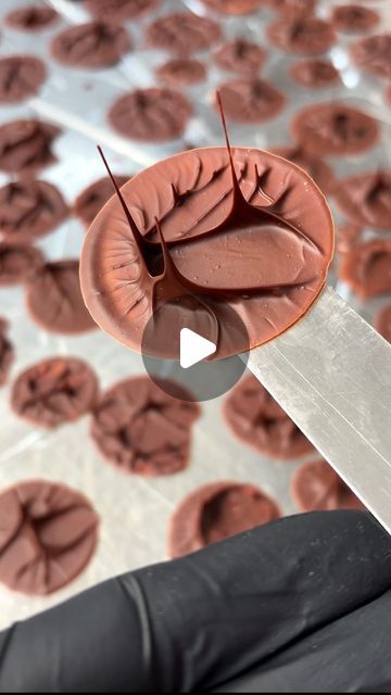 Chocolate Piped Decorations, Chocolate Art Decoration, Chocolate Garnish Decoration, Chocolate Garnish Ideas, Chocolate Decorations For Cake, Chocolate Drip Recipe, Chocolate Glaze Cake, Dripping Chocolate, Tempering Chocolate