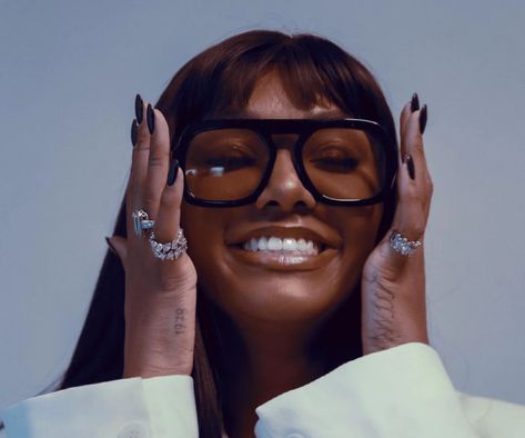 Elisa Johnson, Glasses Fashion Eyewear, Fashion Institute, Magic Johnson, Fashion Eyeglasses, Celebrity Beauty, Study Style, Stunning Outfits, Eyewear Fashion