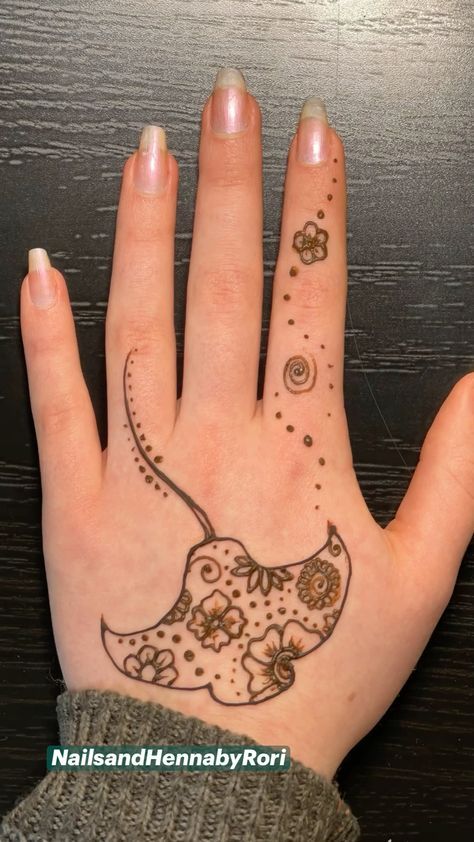 Stingray Henna Designs, Henna Designs Stingray, Henna Designs Ideas, Stingray Flower Tattoo, Small Cute Henna Tattoos, Hannah Tattoo Ideas, Henna Sea Animals, Henna Ocean Designs, Cute Henna Tattoos Easy