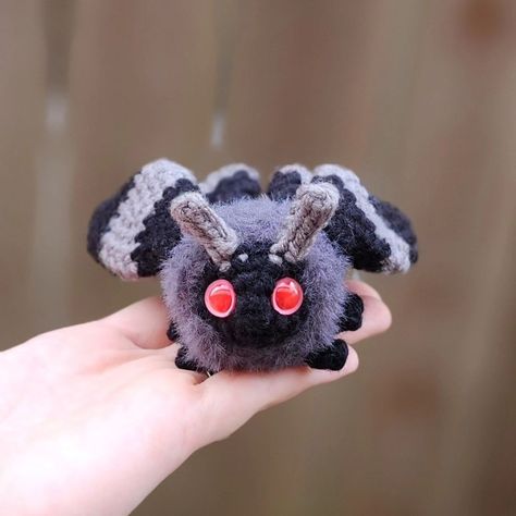 Mothman 🚫 Mothbaby ✅️ (jk I love both, who am I kidding 🤣) Another adorably spooky iteration of this cute lil moth! 🥹 I followed the rosy maple moth variation in the pattern (with different colors ofc) and tried my hand at some fuzzy yarn again to give him the signature moth floof. 🗒 Pattern: @calicocatcrochet 🧶 Yarn: @michaelsstores Loops & Threads Soft Classic, @lionbrandyarn Feels Like Bliss Moth Crochet Pattern, Moth Crochet, Poodle Moth, Maple Moth, Rosy Maple Moth, Toys Crochet, Pink Poodle, Fun Crochet, Crochet Creations