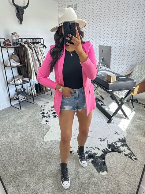 Pink Blazer Shorts Outfit, Pink Blazer Outfit Summer, Pink Blazer And Shorts Outfit, Linen Blazer Outfit Women Summer, Pink Denim Shorts Outfit, Pink Blazer Outfits For Women, Pink Blazer Outfit Casual, Blazer And Denim Shorts, Pink Brunch Outfit