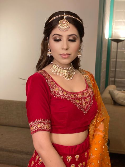 How you wear your matha patti #hairstyles #tikka #headgear Open Hair Mangtikka Hairstyle, Matha Patti Hairstyles, Loose Buns, Funny Love Cards, Matha Patti, Messy Braids, Hairstyle Inspo, Wedding Hairstyle, Friend Quotes