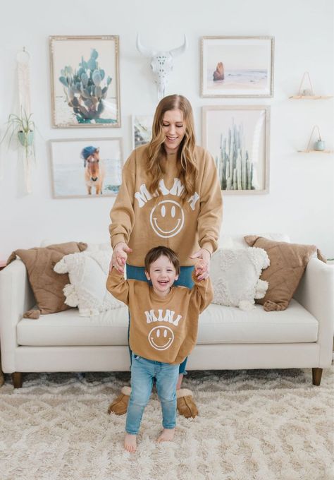 Mother Son Matching Outfits, Mommy Son Pictures, Mommy Son Outfits, Mom And Son Outfits, Mom And Baby Outfits, Bedroom On A Budget, Mommy Outfits, Projets Cricut, Mommy And Son