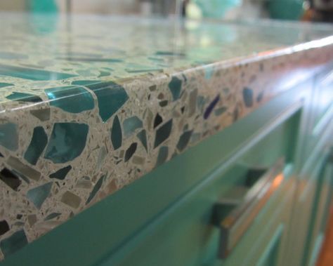 Small Kitchen Interior, Teal Kitchen Cabinets, Kitchen Bright, Interior Kitchen Small, Recycled Glass Countertops, Colorful Kitchen Decor, Turquoise Kitchen, Teal Kitchen, Glass Countertops