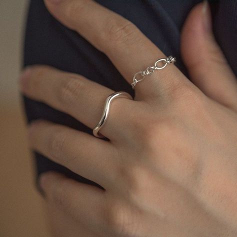 Rings For School, Bracelet Simple Silver, Jewellery Rings Silver, Korean Silver Jewelry, Cute Dainty Jewelry Silver, Korean Jewellery Aesthetic, Minimalist Accessories Aesthetic, Cute Silver Rings Simple, Cute Silver Accessories