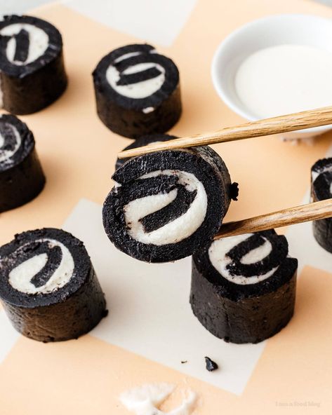 Oreo Sushi · i am a food blog Oreo Sushi Recipe, Oreo Sushi Roll Recipe, Oreo Sushi Roll, Oreo Roll Cake, Oreo Rolls, Oreo Deserts, Oreo Snacks, Oreo Sushi, Oreo Roll