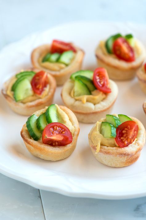 Easy Hummus Cups with Cucumber and Tomato Hummus Cups, Hummus Cup, Cucumber And Tomato, Easy Hummus, Think Food, Finger Food Appetizers, Snacks Für Party, Appetizers For Party, Appetizers Easy